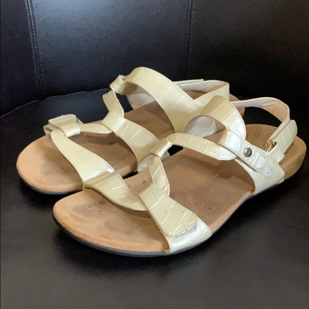 Vionic Patent Leather Sandals (Cream)